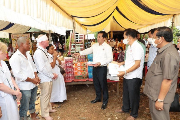 ឯកឧត្តម អ៊ុន ចាន់ដា អញ្ជើញចូលរួមរំលែកមរណទុក្ខ ក្រុមគ្រួសារសព លង់ទឹកស្លាប់ ដោយសារខ្យល់បោកពន្លិចទូក នៅឃុំរោង ស្រុកព្រៃឈរ