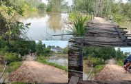 ស្ពានឈើ​ចាស់​ទ្រុឌទ្រោម​ធ្វើ​ឱ្យ​ពលរដ្ឋ​ជិត​៤០០​គ្រួសារ ស្នើ​សុំ​ឲ្យអជ្ញាធរជួយស្ថាបនាផង