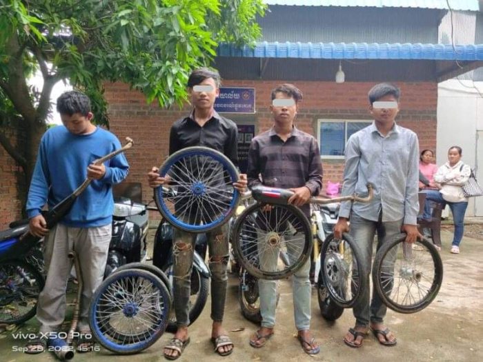 បង្ក្រាបក្រុម ក្មេងទំនើង១ក្រុមពាក់ព័ន្ធការកែច្នៃគ្រឿងម៉ូតូ ដាក់បំពង់ស៊ីម៉ាំង និងកង់ម៉ូតូខុស​ទ្រង់ទ្រាយដើម