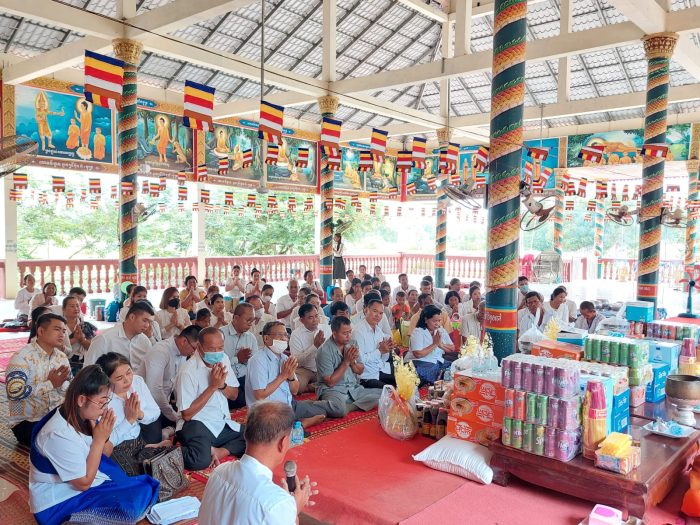 លោកស្រី ពៅ​ បណ្តាំ មេឃុំតាសួសបានអញ្ជើញចូលរួមនាំយកថវិកា​លោកជុំទាវកិតិសង្គហបណ្ឌិត ម៉ែន សំអន មកប្រគេនព្រះសង្ឃចំនួន៣វត្តនៅឃុំតាសួស!
