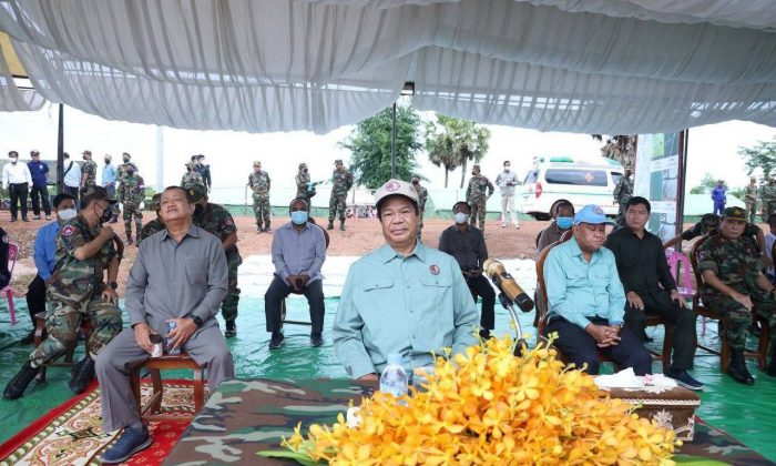 ឯកឧត្ដមទេសរដ្ឋមន្ត្រី គន់ គីម ត្រួតពិនិត្យកងទ័ពធ្វើសមយុទ្ធជំនាញ​សង្គ្រោះគ្រោះមហន្តរាយ ដើម្បីពង្រឹងសមត្ថភាពជួយប្រជាជនពីទឹកជំនន់