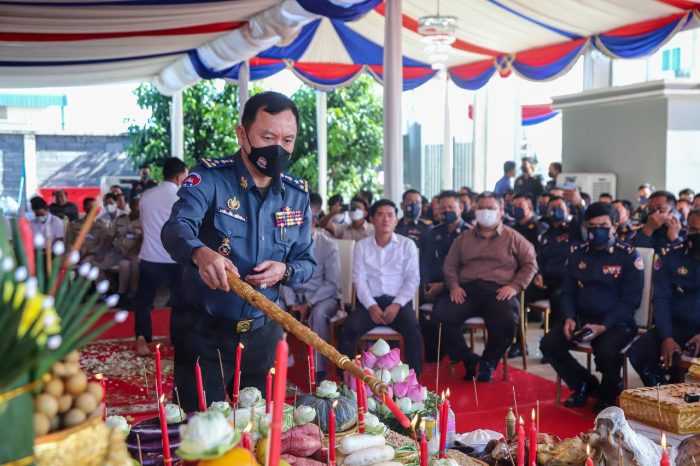 ឧត្តមសេនីយ៍ឯក រ័ត្ន ស្រ៊ាង និង ឯកឧត្តម កើត ឆែ អញ្ជើញបញ្ចុះបឋមសិលាសាងសង់អគារមូលដ្ឋាន កងរាជអាវុធហត្ថខណ្ឌកំបូល