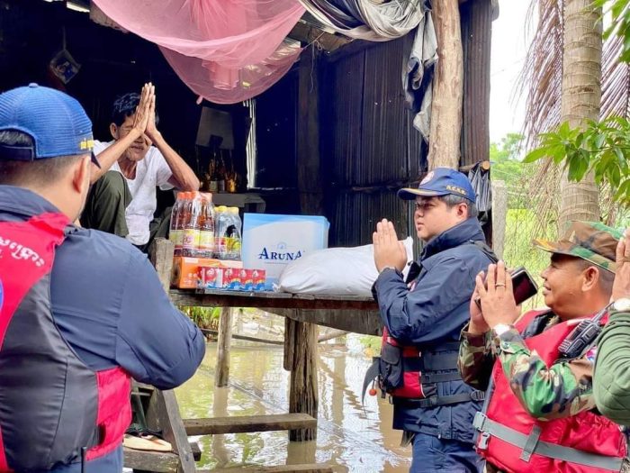 អគ្គលេខាធិការនៃគណៈកម្មាធិការជាតិគ្រប់គ្រងគ្រោះមហន្តរាយ (គ.ជ.គ.ម) ផ្តល់អំណោយជូនប្រជាពលរដ្ឋរងគ្រោះដោយជំនន់ទឹកភ្លៀង ក្នុងខេត្តបន្ទាយមានជ័យ!!!