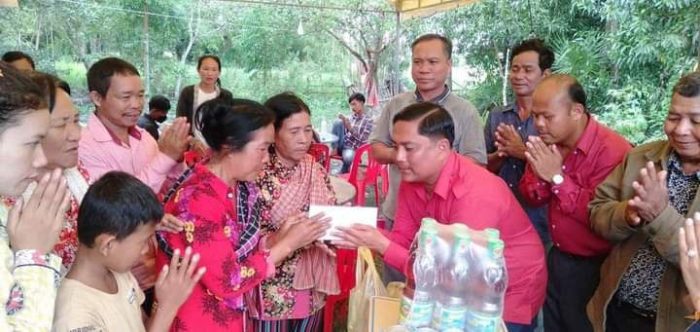 អនុសាខាកាកបាទក្រហមកម្ពុជាស្រុករំដួល បាននាំយកអំណោយមនុស្សធម៌ ចែកជូនដល់គ្រួសារសពចំនួន៣គ្រួសារនៅឃុំម៉ឺនជ័យ ឃុំធ្មា និងឃុំពងទឹក ដែលស្ថិតក្នុងនៅស្រុករំដួល ខេត្តស្វាយរៀង