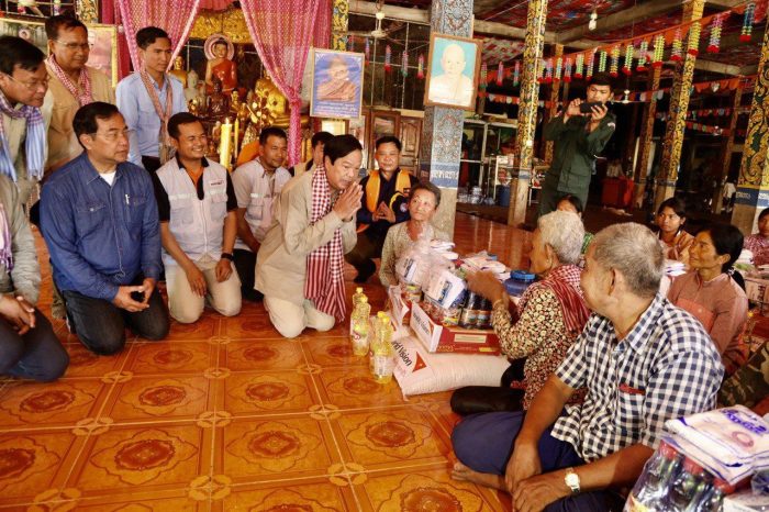 ទេសរដ្ឋមន្ត្រី គន់ គីម ចុះសាកសួរសុខទុក្ខប្រជាពលរដ្ឋរងគ្រោះដោយទឹកជំនន់ទឹកភ្លៀង នៅភូមិសាស្ត្រឃុំកំពង់ស្វាយ និងការងារអាទិភាព​សំខាន់ ៤ចំណុច​ដល់អាជ្ញាធរ​មូលដ្ឋាន