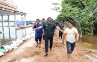 លោកឧត្តមសេនីយ៍ទោ សិទ្ធិ ឡោះ អញ្ជើញចុះសួសុខទុកនិងនាំយកអំណោយ ជូនកម្លាំងនគរបាលចុះជួយរំដោះទឹកជំនន់ និងច្រកដីដាក់ការ៉ុងបិតទឹកបញ្ជៀសការជន់លិច នៅសាកលវិទ្យាល័យជាតិមានជ័យ