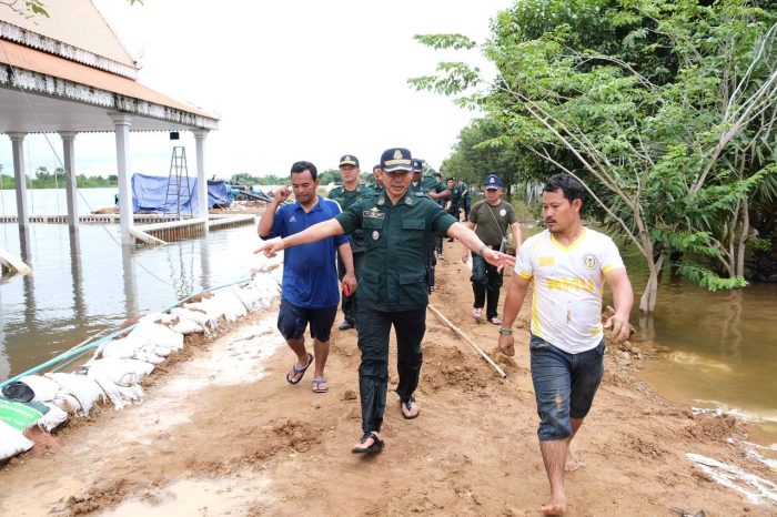 លោកឧត្តមសេនីយ៍ទោ សិទ្ធិ ឡោះ អញ្ជើញចុះសួសុខទុកនិងនាំយកអំណោយ ជូនកម្លាំងនគរបាលចុះជួយរំដោះទឹកជំនន់ និងច្រកដីដាក់ការ៉ុងបិតទឹកបញ្ជៀសការជន់លិច នៅសាកលវិទ្យាល័យជាតិមានជ័យ