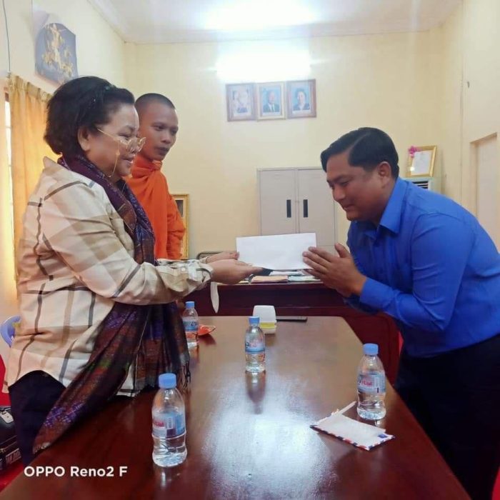រដ្ឋបាលស្រុករំដួល ខេត្តស្វាយរៀង ទទួលអំពូលភ្លើងចំនួន ៣០អំពូល ពីសប្បុរសជន ដើម្បីដាក់នៅទីប្រជុំជនផ្សារកំពង់ចក