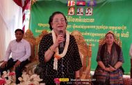 ក្រុមការងារថ្នាក់កណ្តាលគណបក្សប្រជាជនកម្ពុជា ចុះជួយស្រុករំដួល ចែកអំណោយដល់ពលរដ្ឋ ដែលមានជីវភាពខ្វះខាត ជិត២០០គ្រួសារ