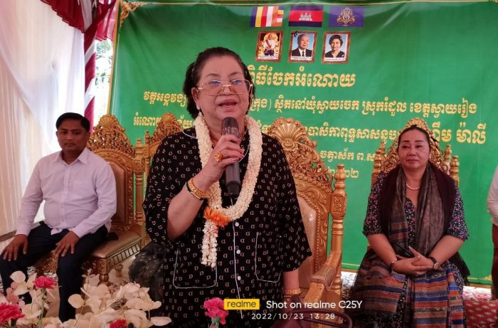 ក្រុមការងារថ្នាក់កណ្តាលគណបក្សប្រជាជនកម្ពុជា ចុះជួយស្រុករំដួល ចែកអំណោយដល់ពលរដ្ឋ ដែលមានជីវភាពខ្វះខាត ជិត២០០គ្រួសារ