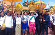 លោកស្រី ហ៊ឹម ម៉ាលី ក្រុមការងារថ្នាក់កណ្តាលចុះជួយស្រុករំដួល ខេត្តស្វាយរៀង បន្ដជួបសំណេះសំណាល និងចែកអំណោយដល់ប្រជាពលរដ្ឋជាង១០០ នាក់