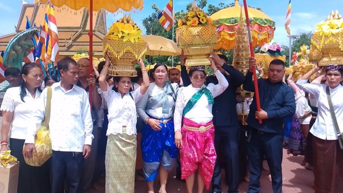 លោកស្រី ហ៊ឹម ម៉ាលី ក្រុមការងារថ្នាក់កណ្តាលចុះជួយស្រុករំដួល ខេត្តស្វាយរៀង បន្ដជួបសំណេះសំណាល និងចែកអំណោយដល់ប្រជាពលរដ្ឋជាង១០០ នាក់