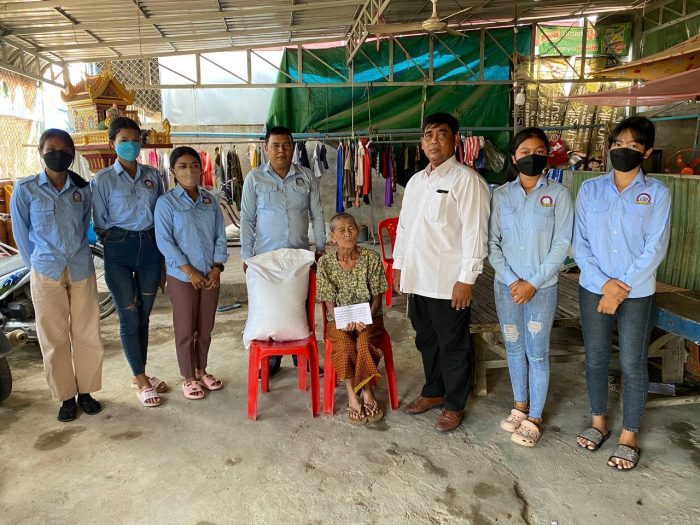 អំណោយប្រចាំខែ របស់លោកឧត្ដមសេនីយ៍ឯក រ័ត្ន ស៊្រាង បានប្រគល់ដល់ដៃពលរដ្ឋទីទាល់ក្រ១៧គ្រួសារ!