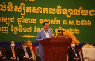 សម្តេចតេជោ ហ៊ុន សែន ស្នើដល់អ្នកចូលរួមពិធីចែកសញ្ញាបត្រទាំងអស់ ស្មិងស្មាធិ៍គោរពវិញ្ញាណក្ខន្ធកុមារ ស្លាប់ដោយការលិចទូក និងថ្លែងអំណរព្រះគុណព្រះមហាក្សត្រ សម្តេចម៉ែ និងសប្បុរសជន ដែលជួយឧបត្ថម្ភដល់គ្រួសារសព
