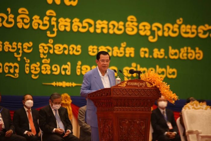 សម្តេចតេជោ ហ៊ុន សែន ស្នើដល់អ្នកចូលរួមពិធីចែកសញ្ញាបត្រទាំងអស់ ស្មិងស្មាធិ៍គោរពវិញ្ញាណក្ខន្ធកុមារ ស្លាប់ដោយការលិចទូក និងថ្លែងអំណរព្រះគុណព្រះមហាក្សត្រ សម្តេចម៉ែ និងសប្បុរសជន ដែលជួយឧបត្ថម្ភដល់គ្រួសារសព