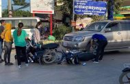 រថយន្តបើកបរខ្វះការប្រុងប្រយ័ត្នបុកម៉ូតូពីក្រោយបណ្ដាលឱ្យ រងការខូចខាត ម៉ូតូ ចំនួន៣គ្រឿង  ក្រុងប៉ោយប៉ែត!