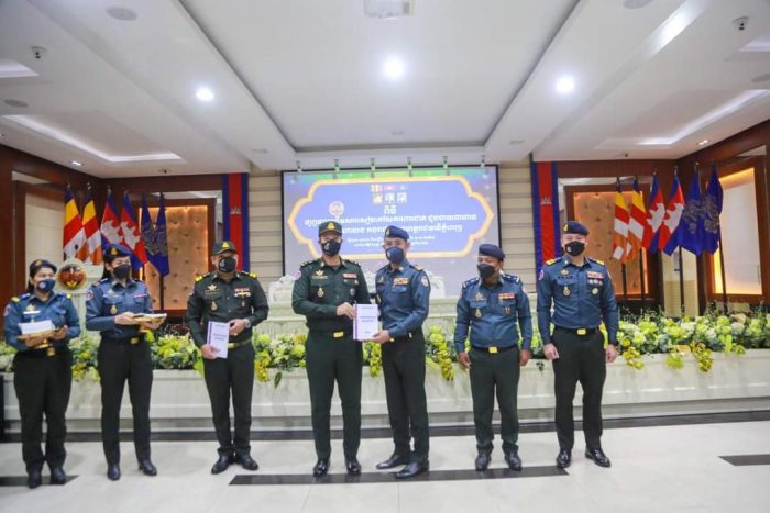 ក្រសួងការពារជាតិ ផ្សព្វផ្សាយខ្លឹមសារសៀវភៅសការពារជាតិ ជូនដល់ នាយទាហាន នាយទាហានរង កងរាជអាវុធហត្ថរាជធានីភ្នំពេញ !