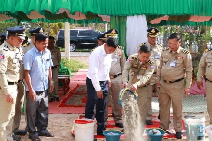 លោកវរសេនីយ៍ទោ សោម សោភ័ណ្ឌ អធិការនគរបាលស្រុកស្វាយជ្រំ បានចូលរួមក្នុងពិធីក្រុងពាលី បញ្ចុះបឋមសីលា សាងសង់អគារប៉ុស្តិ៍នគរបាលរដ្ឋបាល ឈើទាល!