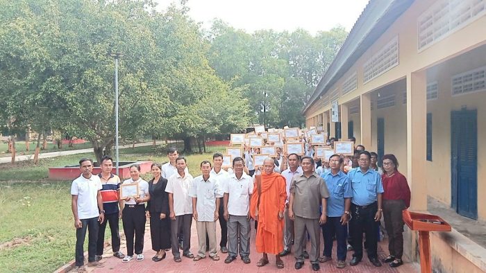លោកហែម សុីណា អភិបាលស្រុករំដួល អញ្ជើញជួបសំណេះសំណាលនិង ចែកប័ណ្ណសរសើរដល់សិស្សានុសិស្ស ចំនួន១១៥នាក់នៅវិទ្យាល័យហ៊ុនសែន ពងទឹក