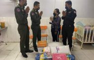 ឯកឧត្តម ឧត្តមសេនីយ៍ឯក ហ៊ុន ម៉ាណែត និង លោកជំទាវ ចាត់ក្រុមការងារនាំយកអំណោយជូនដល់គ្រួសារ នាយចំណង់ នាង សុខបញ្ញា សមាជិក កងរាជអាវុធហត្ថរាជធានីភ្នំពេញ ដែលមានប្រពន្ធទើបតែសម្រាលកូន!