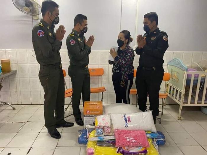 ឯកឧត្តម ឧត្តមសេនីយ៍ឯក ហ៊ុន ម៉ាណែត និង លោកជំទាវ ចាត់ក្រុមការងារនាំយកអំណោយជូនដល់គ្រួសារ នាយចំណង់ នាង សុខបញ្ញា សមាជិក កងរាជអាវុធហត្ថរាជធានីភ្នំពេញ ដែលមានប្រពន្ធទើបតែសម្រាលកូន!