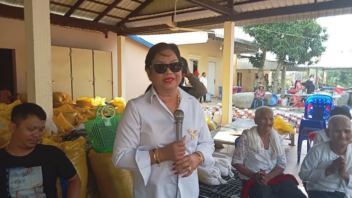មហាឧបាសិកាពុទ្ធសាសនូបត្ថម្ភក៍ ហុឹម ម៉ាលី និងជា សមាជិកក្រុមការងារថ្នាក់កណ្តាលចុះជួយឃុំសង្កែ ជួបសំណេះសំណាលជាមួយបងប្អូនប្រជាពលរដ្ឋនិងចែកអំណោយជាង១០០គ្រួសារក្នុងឃុំសង្កែ !