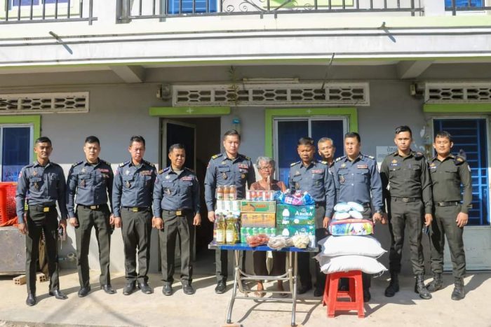ជនចាស់ជរាម្នាក់ ជួបការលំបាក ទទួលបានអំណោយពី លោកឧត្តមសេនីយ៍ឯក រ័ត្ន ស្រ៊ាង!