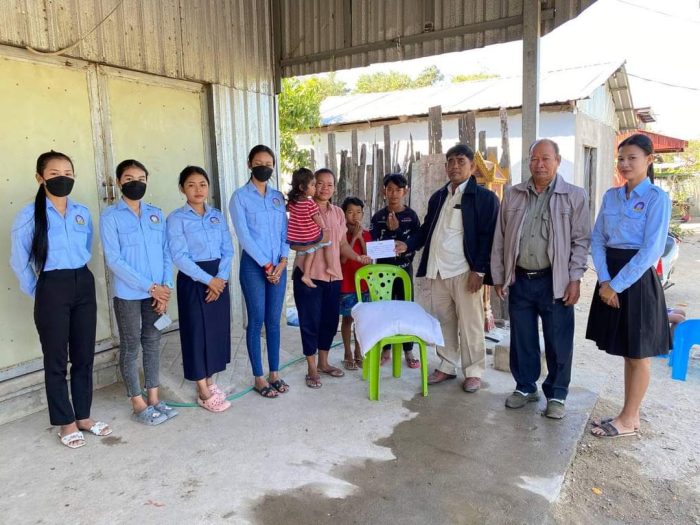 អំណោយប្រចាំខែ របស់លោកឧត្ដមសេនីយ៍ឯក រ័ត្ន ស្រ៊ាង បានប្រគល់ដល់ដៃពលរដ្ឋទីទាល់ក្រ១៧គ្រួសារ!