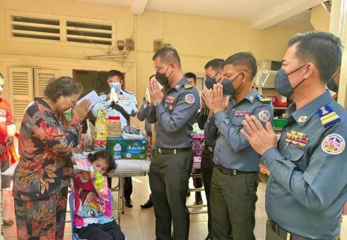 ស្រ្តីមេម៉ាយម្នាក់ ជួបការលំបាក ទទួលបានអំណោយពី លោកឧត្តមសេនីយ៍ឯក រ័ត្ន ស្រ៊ាង!