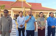 អំណោយអង្ករ របស់សម្ដេចតេជោ ហ៊ុន សែន និងសម្ដេចកិត្តិព្រឹទ្ធបណ្ឌិតប៑ុន រ៉ានី ត្រូវបានប្រគល់ជូនគណបក្សស្រុក និងគណបក្សឃុំ ទាំង១០ ក្នុងស្រុករំដួល