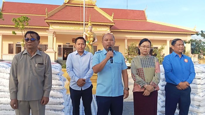 អំណោយអង្ករ របស់សម្ដេចតេជោ ហ៊ុន សែន និងសម្ដេចកិត្តិព្រឹទ្ធបណ្ឌិតប៑ុន រ៉ានី ត្រូវបានប្រគល់ជូនគណបក្សស្រុក និងគណបក្សឃុំ ទាំង១០ ក្នុងស្រុករំដួល