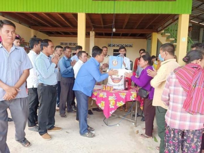 លោកហែម សុីណា អភិបាលស្រុករំដួលនាំយកអំណោយអង្ករ របស់សម្ដេចតេជោ ហ៊ុន សែន និងសម្ដេចកិត្តិព្រឹទ្ធបណ្ឌិតប៑ុន រ៉ានី ជូនប្រជាពលរដ្ឋ ឃុំជ្រុងពពេល និងឃុំ ថ្នាធ្នង់