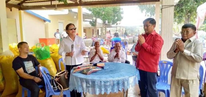 លោកស្រីហុឹម ម៉ាលី បន្ដឧបត្ថម្ភអង្ករដល់រដ្ឋបាលស្រុករំដួលចំនួន២តោនបន្ថែមទៀត