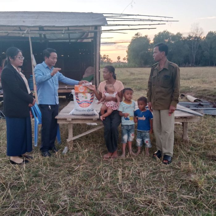 លោក សុខ សារ៉ូត អនុប្រធានថ្នាក់ស្រុកចុះជួយឃុំតាសួស និងលោកស្រីមេឃុំ បាននាំយកអង្ករនិងសម្ភារៈមួយចំនួនជូនដល់គ្រួសារស្រ្តីមេម៉ាយមានកូន០៣នាក់ដែលមានជីវភាពខ្វះខាតខ្លាំង នៅឃុំតាសួស!