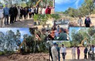 លោកស្រី ជុំ ម៉ៅលក្ខិណា អភិបាលរងស្រុកស្វាយជ្រំ បានដឹកនាំមន្ត្រីជំនាញសាលាស្រុក ចុះត្រួតពិនិត្យ ណែនាំ និងធ្វើកិច្ចសន្យា ដល់ក្រុមឈ្មួញរកសុីកាយអាចម៍ដីដឹកយកទៅលក់ នៅឃុំស្វាយយា!