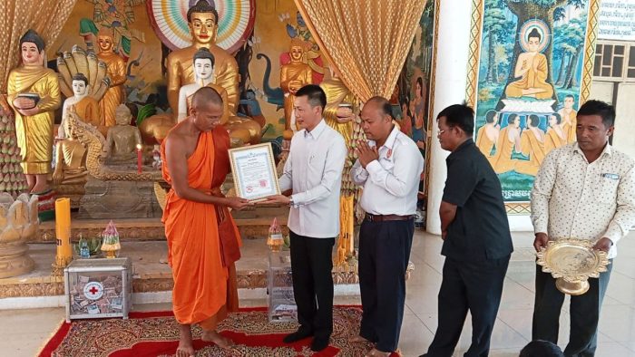 ពិធីប្រគេនប្រកាសនីយបត្រ័ និងជួបសំណេះសំណាលជាមួយបងប្អូនប្រជាពលរដ្ឋប្រជាការពារនិងអាជ្ញាធរសមត្ថកិច្ចនៅវត្ដទួលតាកែវ ក្នុងឃុំពងទឹក ស្រុករំដួល