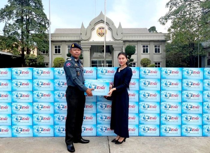 អាវុធហត្ថរាជធានីភ្នំពេញ សម្តែងនូវការថ្លែងអំណរគុណចំពោះ លោកស្រី អូន ស្រីពៅ !