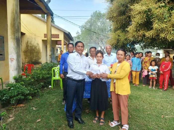 លោក ហែម សុីណា អភិបាលស្រុករំដួលអញ្ចើញជាអធិបតីបើកប្រាក់អាហារូបករណ៍ដល់សិស្សានុសិស្សទាំងពីរកម្រិត នៃវិទ្យាល័យកំពង់សំរោងនៅស្រុករំដួល
