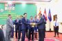 ក្រុមទំពាំងស្អុយ ប្រមាណ ៣០នាក់ ជិះម៉ូតូ២០គ្រឿង ព្រួតគ្នាយកដុំថ្មគប់ផ្ទះលក់កាហ្វ ប៉ូលិស ឃាត់បាន៨នាក់ ហើយ!