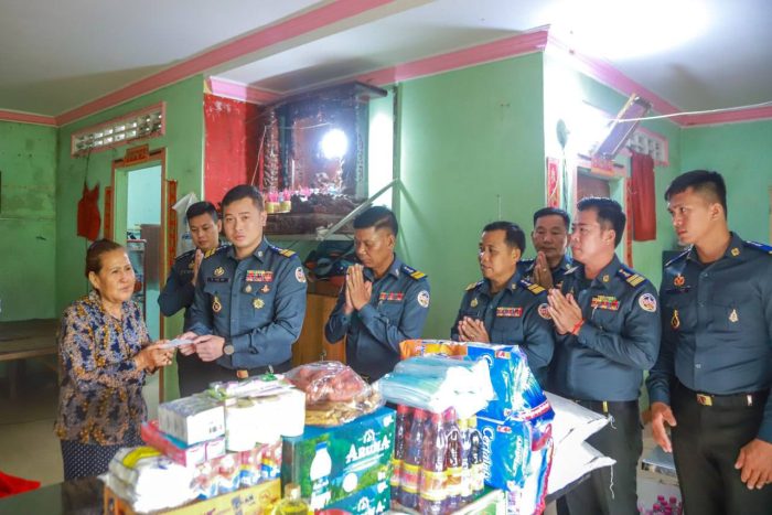 ឧត្តមសេនីយ៍ឯក រ័ត្ន ស៊្រាង ជួយរំលែកការលំបាក ដល់អតីតអ្នករួមការងារនាសម័យរដ្ឋកម្ពុជា!