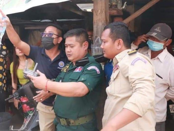 លោកឧត្តមសេនីយ៍ត្រី ពេជ្រ វីរៈ ស្នងការនគរបាលខេត្ត ស្វាយរៀងដឹកនាំកងកម្លាំងនគរបាលខេត្តអន្តរាគមន៍ បាញ់ពន្លត់ករណីអគ្គិភ័យនៅក្រុងស្វាយរៀង!