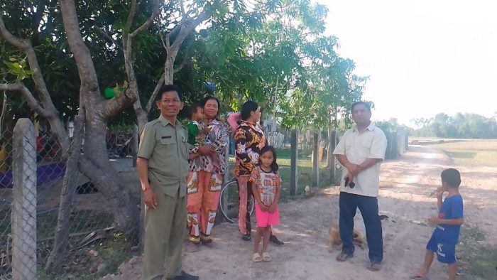 លោកហែម សុីណា អភិបាលស្រុករំដួលអញ្ចើញចុះពិនិត្យមើលផ្លូវភ្លឺស្រែមួយខ្សែពង្រីកជាផ្លូវលំ នៅភូមិទួលសាលា ឃុំជ្រុងពពេល