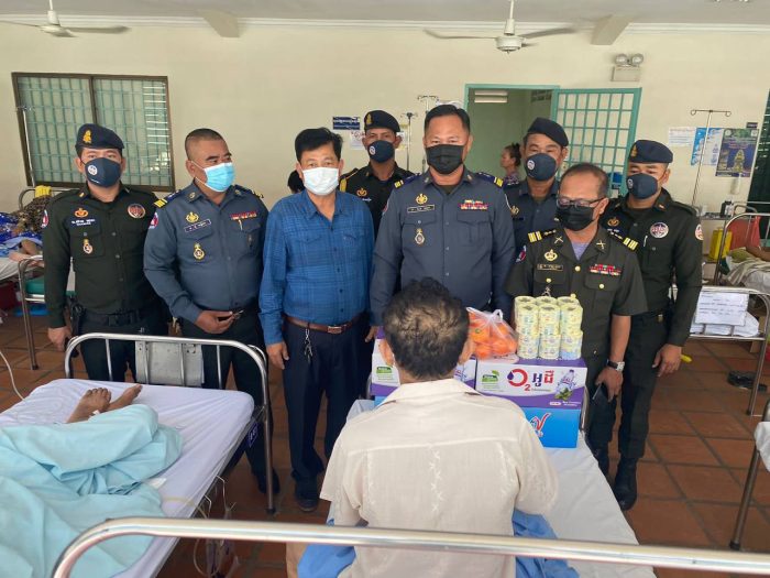 មេបញ្ជាការ អាវុធហត្ថខណ្ឌបឹងកេងកង រួមជាមួយក្រុមការងារ រដ្ឋបាលខណ្ឌបឹងកេងកង អញ្ជើញចុះសួរសុខទុក្ខសមាជិក ដែលមានជំងឺ កំពុងសម្រាកព្យាបាលនៅមន្ទីរពេទ្យកាល់ម៉ែត្