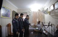 ឧត្តមសេនីយ៍ឯក រ័ត្ន ស្រ៊ាង ចាត់ក្រុមការងារនាំយកអំណោយ ចុះសួរសុខទុក្ខ លោកមេបញ្ជាការរង អាវុធហត្ថខណ្ឌច្បារអំពៅ ដែលបានជួបគ្រោះថ្នាក់ចរាចរណ៍!