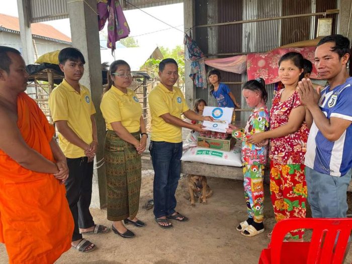 លោក សុខ សារ៉ូត ប្រគល់អំណោយឯកឧត្តម ស សុខា និងលោកជំទាវ ជូនកញ្ញា ម៉ៅ ស្រីអូន នៅស្រុកស្វាយជ្រំ