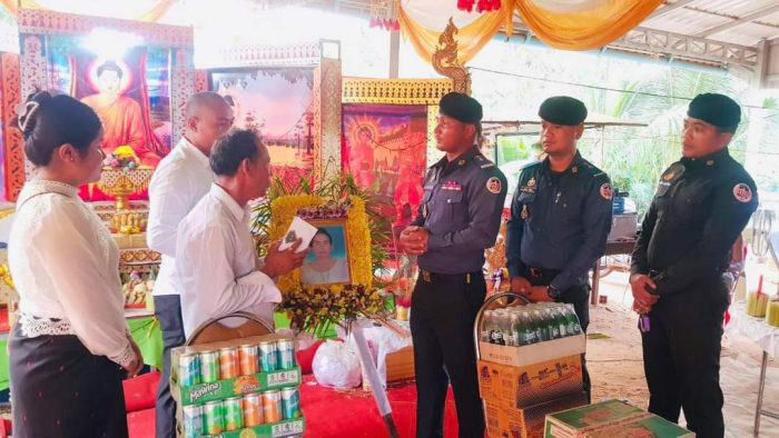 ក្រុមការងារ អាវុធហត្ថរាជធានីភ្នំពេញ នាំយកអំណោយនិងថវិកា ចូលរួមរំលែកទុក្ខដល់ គ្រួសារសមាជិក ដែលមានម្តាយទទួលមរណភាព!