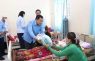 ក្រុមការងារឥស្សរជនឆ្នើមថ្នាក់ជាតិ នៅសាខាកាកបាទក្រ ហមកម្ពុជាខេត្តស្វាយរៀង បន្តចុះសួរសុខទុក្ខ និងនាំយកអំណោយជូនដល់ស្ត្រីមុនពេលសម្រាល និងទើបសម្រាលកូនរួច ចំនួន ២៥ នាក់ នៅមន្ទីរពេទ្យខេត្តស្វាយរៀង!