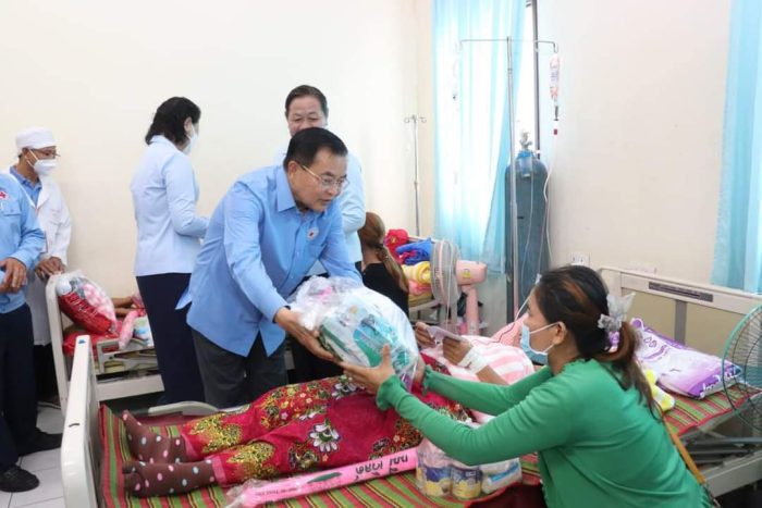 ក្រុមការងារឥស្សរជនឆ្នើមថ្នាក់ជាតិ នៅសាខាកាកបាទក្រ ហមកម្ពុជាខេត្តស្វាយរៀង បន្តចុះសួរសុខទុក្ខ និងនាំយកអំណោយជូនដល់ស្ត្រីមុនពេលសម្រាល និងទើបសម្រាលកូនរួច ចំនួន ២៥ នាក់ នៅមន្ទីរពេទ្យខេត្តស្វាយរៀង!