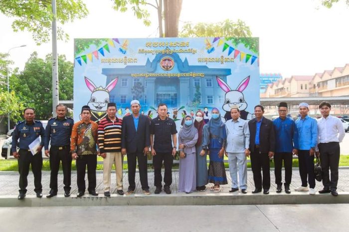 គណៈចលនាសាសនិកឥស្លាម ខេត្តបន្ទាយមានជ័យ ចូលសម្តែងការគួរសម និងជូនពរ ឧត្តមសេនីយ៍ឯក រ័ត្ន ស្រ៊ាង !