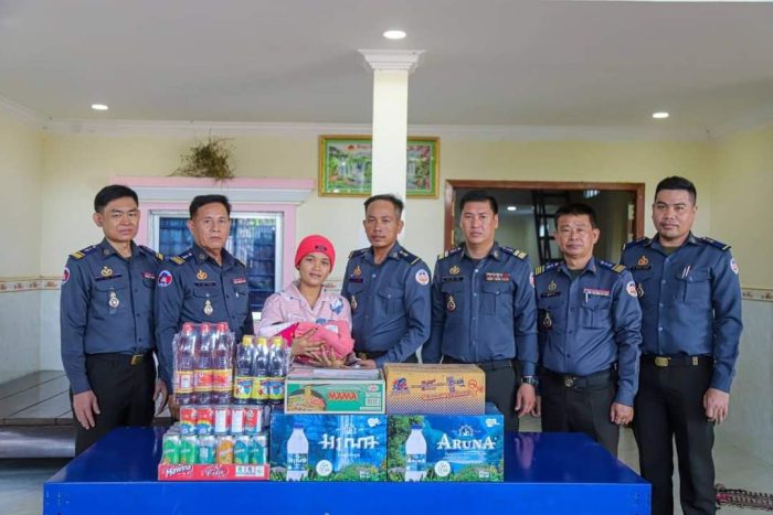 ក្រុមការងារ អាវុធហត្ថរាជធានីភ្នំពេញ នាំយកអំណោយចុះសួរសុខទុក្ខ គ្រួសារសមាជិក ដែលមានប្រពន្ធទើបសម្រាលកូន!